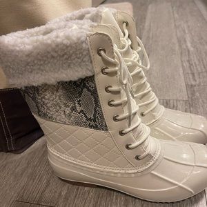 Snow boots, never worn